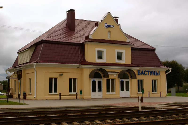 Чыгуначная станцыя ў вёсцы Бастуны. Фота: railwayz.info