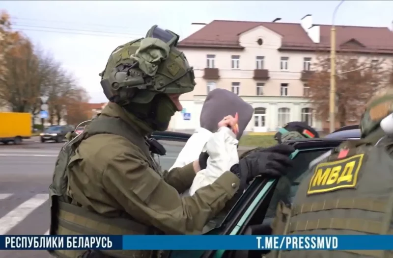 "Актыўна супрацоўнічаюць са следствам". Гродзенскіх блогераў, затрыманых за махлярства, адпусцілі Момант затрымання гродзенскіх блогераў. Фота: скрын з відэа
