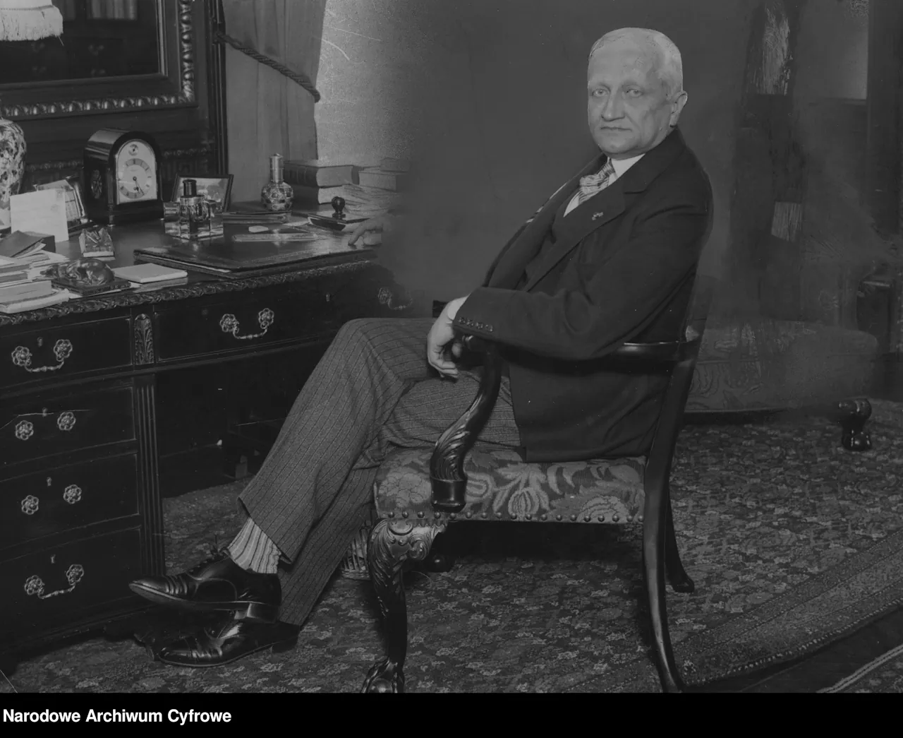 Канстанцін Скірмунт у сваім кабінеце. 1925 год. Крыніца: Narodowe Archiwum Cyfrowe