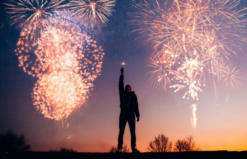 “Нейкі трэнд гэтага году”. Гродзенцы (і не толькі) распавялі ў сацыяльных сетках пра тое, як сустракалі Новы год у адзіноце салют новый год