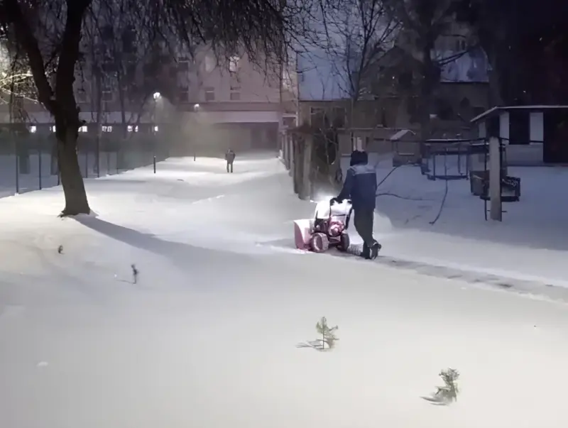 Гродна ў снезе: камунальнікі працуюць кругласутачна, гродзенцы скардзяцца, аўтобусы буксуюць Снегопад в Гродно