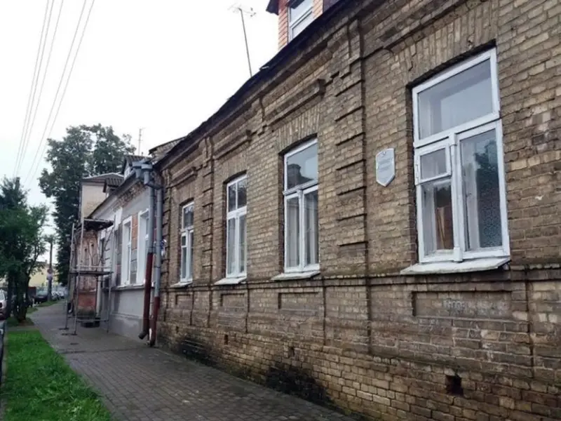 Надпіс «GEORE 1348» на доме №3 па вуліцы Студэнцкай. У гады апошняй нямецкай акупацыі вуліца мела спачатку назву №409, а пасля «Лотзэнэр-штрасэ»