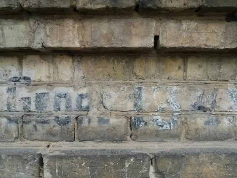 Надпіс «GEORE 1348» на доме №3 па вуліцы Студэнцкай. У гады апошняй нямецкай акупацыі вуліца мела спачатку назву №409, а пасля «Лотзэнэр-штрасэ»