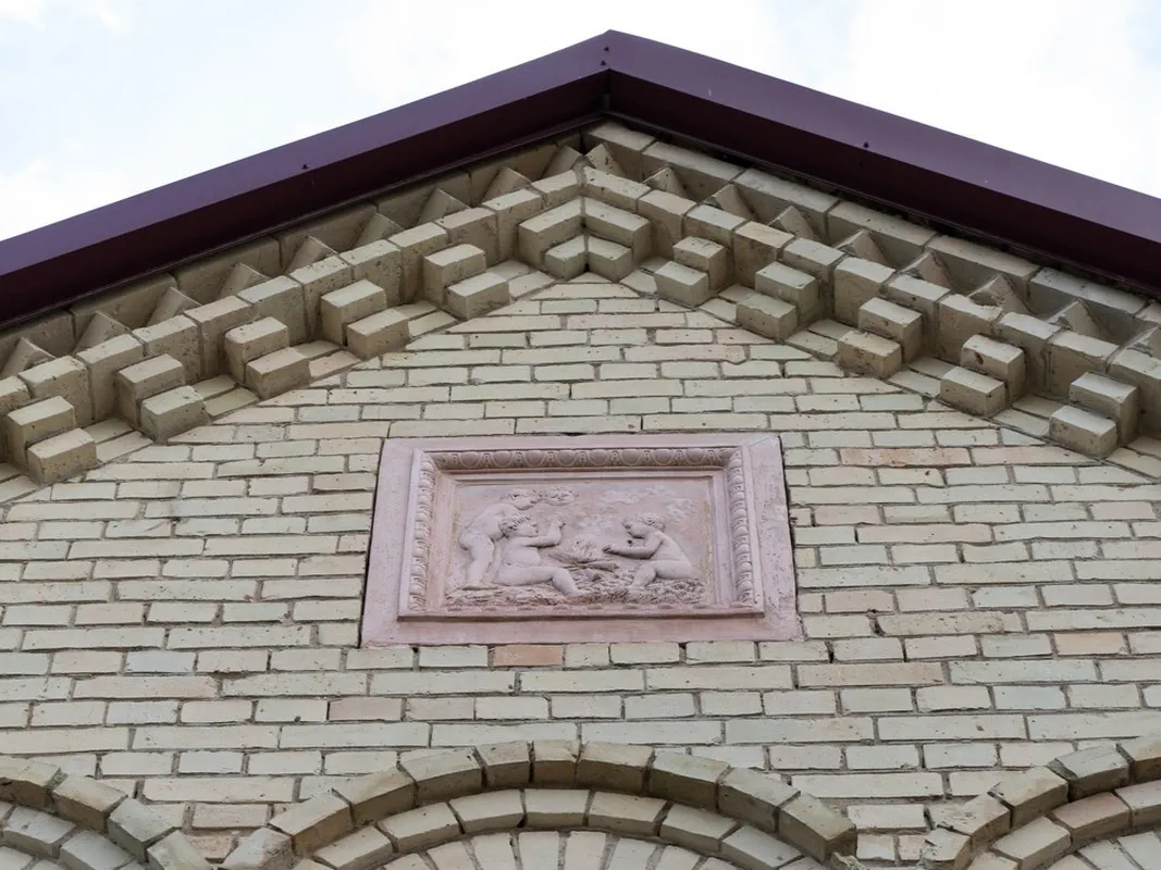 Кафля на фасадзе будынка былой Станіславоўскай кафлярні. Фота: Hrodna 11:27