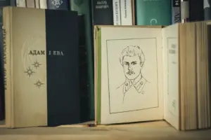“Бацькаўшчыну” прадаюць за тры рублі. Колькі каштуюць кнігі беларускіх класікаў на “Куфары”, у кнігарні і за мяжой класіка беларускай літаратуры - дзе яе купіць