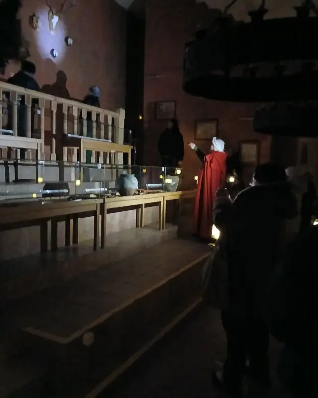 В Лидском замке проводят экскурсию с фонариками — погружают в Средневековье