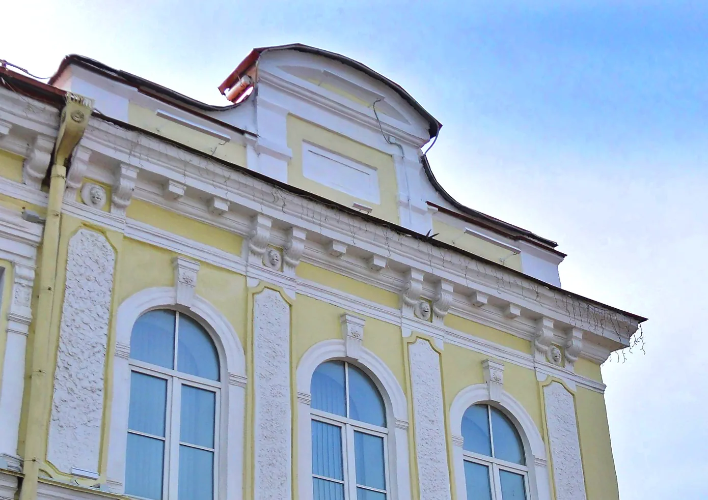 Льва пад карнізам на будынку пошты на Ажэшкі, 9. Фота: Яндэкс Карты