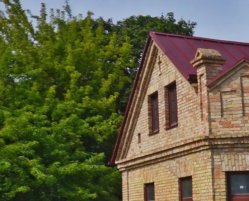 Галовы львоў, прылады лесарубаў і таямнічыя надпісы: якія "сакрэтныя" сімвалы можна ўбачыць на фасадах гродзенскіх будынкаў?