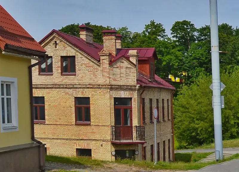 Галовы львоў, прылады лесарубаў і таямнічыя надпісы: якія "сакрэтныя" сімвалы можна ўбачыць на фасадах гродзенскіх будынкаў?