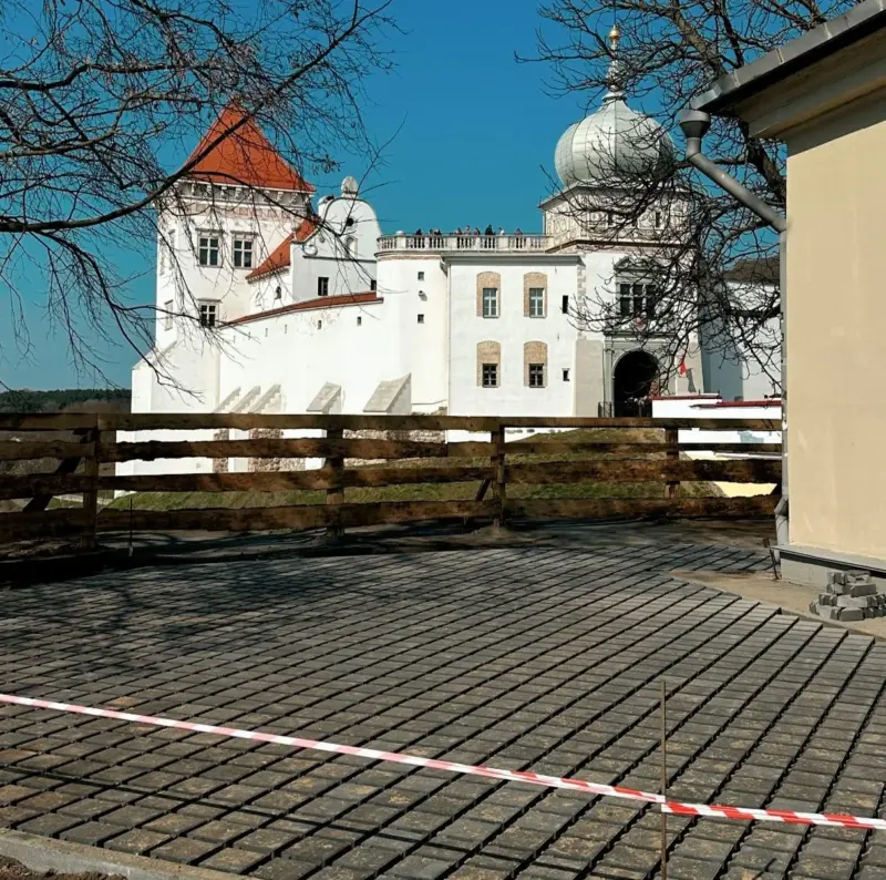 «Я патрабую кнігу скаргаў». Каля Новага замка ўладкуецца стыхійная аглядальная пляцоўка: не ўсе гродзенцы задаволеныя