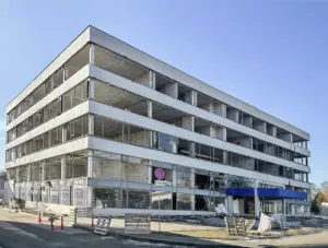 У Гродне пачалі рэканструяваць Дом быту Реконструкция Дома быта в Гродно. Март 2026. Фото: Alex First, Unsplash