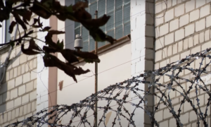 Называў Еўропу «памыйкай», а потым туды з’ехаў. Нямецкае медыя апублікавала расследаванне пра экс-начальніка калоніі Бабруйская калонія № 2. Скрыншот з відэасюжэту АНТ