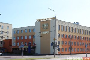 На Гродзенскай тытунёвай фабрыцы з-за санкцый не хапала дэталяў для станкоў. Прыйшлося навучыцца рабіць іх самастойна Гродзенская тытунёвая фабрыка. Фота з архіва