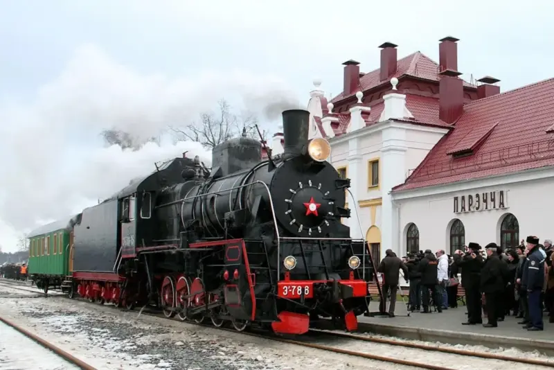 Рэтра-лакаматыў прыбывае на станцыю Парэчча, 2012 год. Крыніца: rw.by