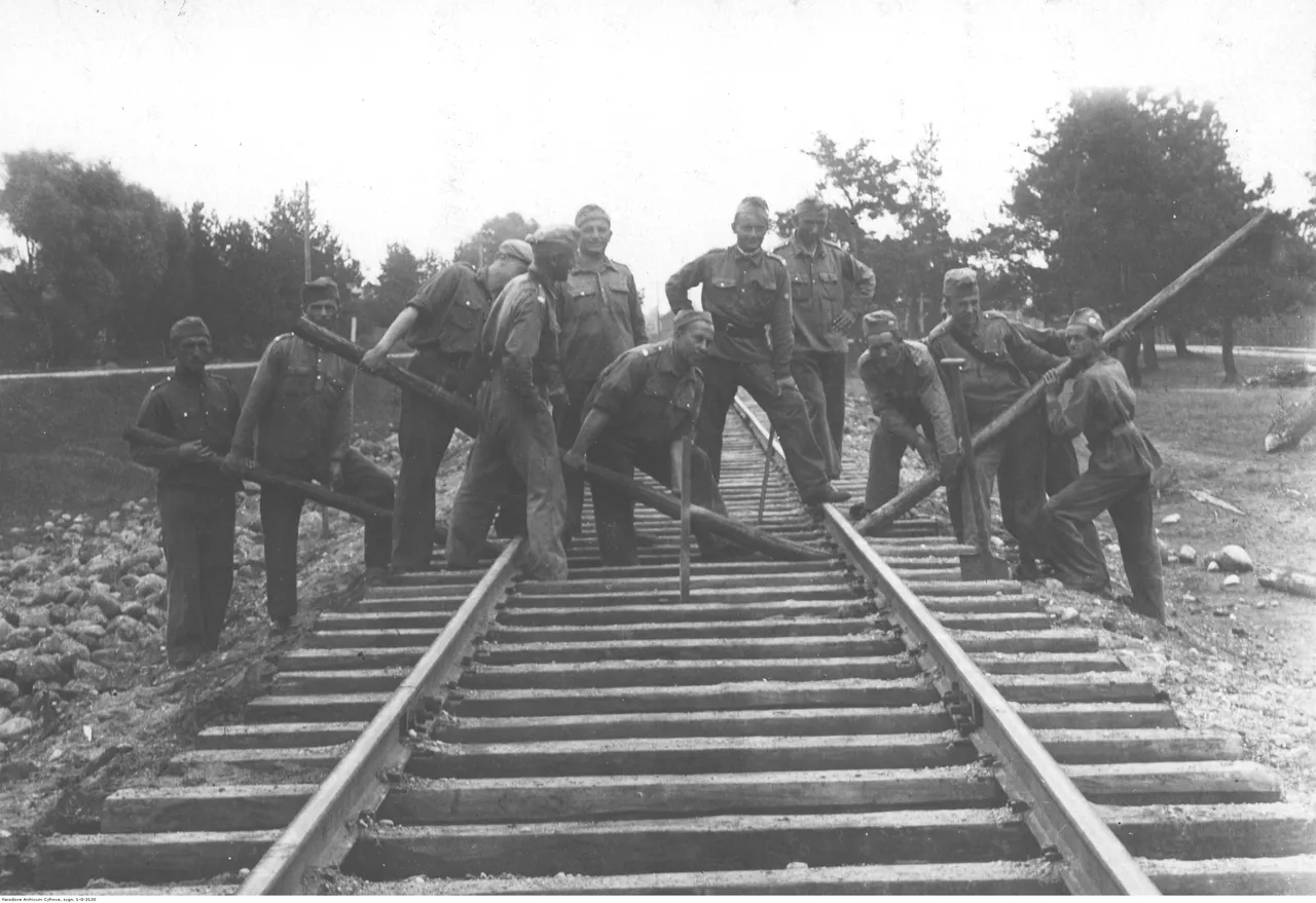 Будаўніцтва чыгуначнай лініі Парэчча — Друскенікі. Члены Kolejowe Przysposobienie Wojskowe пазіруюць для фотаздымка. Жнівень 1934 года. Крыніца: Narodowe Archiwum Cyfrowe