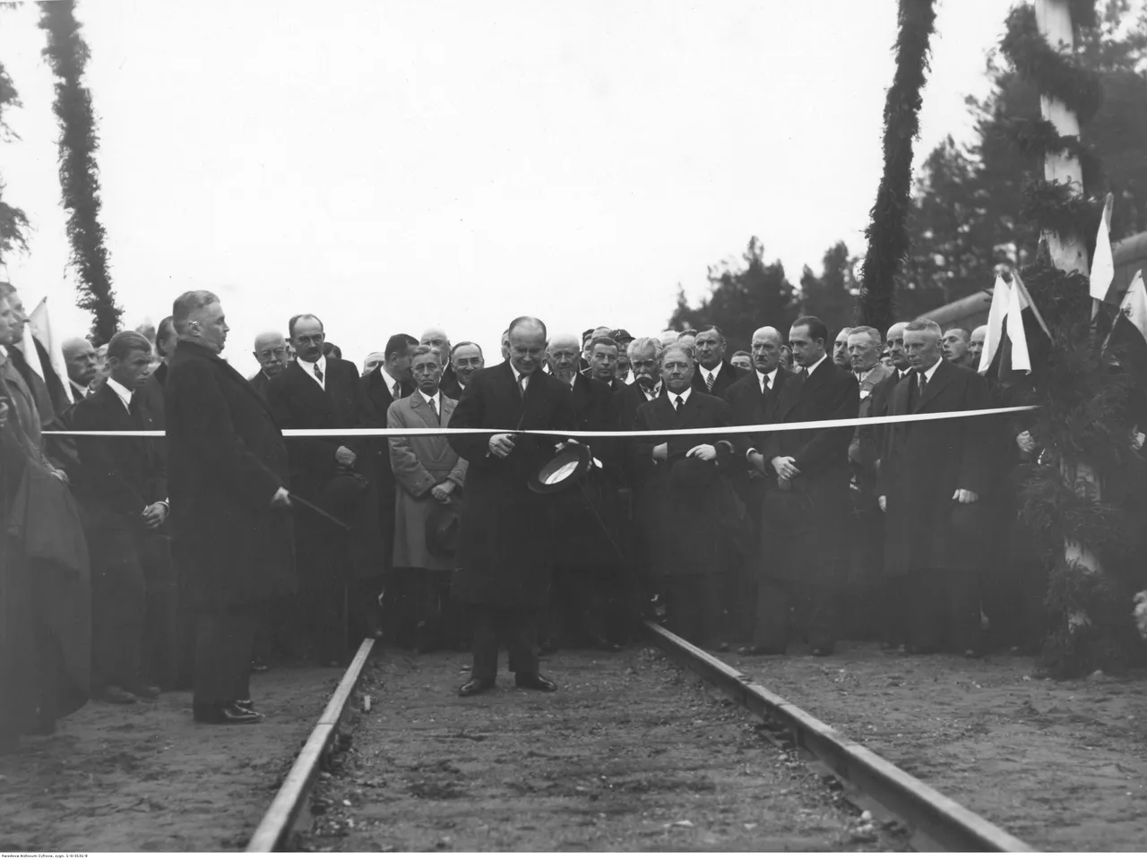 Міністр камунікацыі Другой Рэчы Паспалітай Міхал Буткевіч пераразае стужку. 6 кастрычніка 1934 года. Крыніца: Narodowe Archiwum Cyfrowe