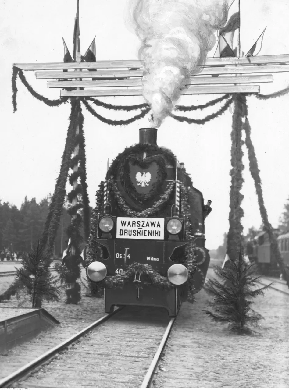 Першы цягнік на новым маршруце. Бачны ўпрыгожаны паравоз Os 24. Крыніца: Narodowe Archiwum Cyfrowe