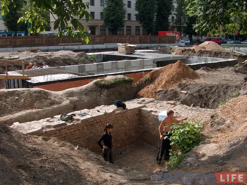 Археалагічныя раскопкі Гродна 2005-2006 гг. на Савецкай плошчы абмежаваліся частковым адкрыццём старых фундаментаў на маленькай плошчы