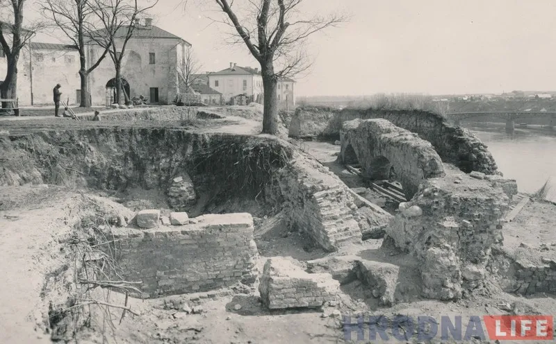 Значную частка Замкавай гары археолагі раскапалі яшчэ ў 1930-40-х гг.