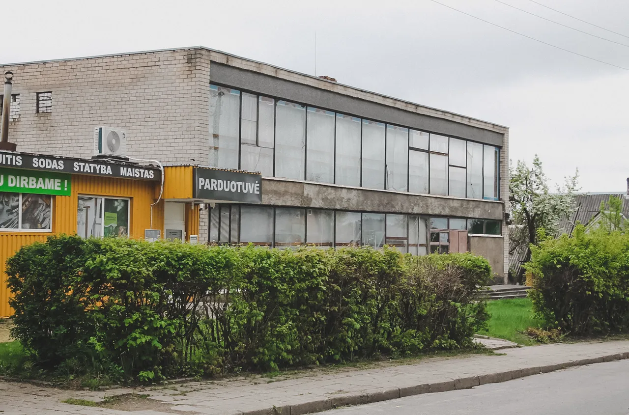 Крамы ў мястэчку Дзевянішкес. Фота: Hrodna.life
