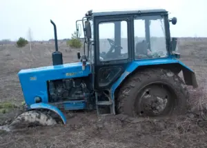 Жыхар Ашмянаў выпіў і вырашыў скрасці трактар. Нічога не выйшла, але мужчыну пакаралі Жыхар Ашмянаў выпіў і вырашыў скрасці трактар. Нічога не выйшла, але мужчыну пакаралі