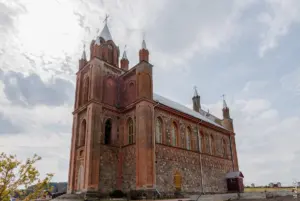 У касцёле каля магілы Багушэвіча гістарычную падлогу замянілі на бетон. На рамонт паскардзіліся ў Мінкульт Костел в Жупранах