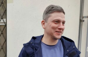 “Прыдумалі спосаб, як «зарабіць» на нас двойчы”. На гродзенскага журналіста і экс-палітвязня Паўла Мажэйку завялі новую крымінальную справу Павел Можейко после задержания в 2021 годзе. Фото: Hrodna.life
