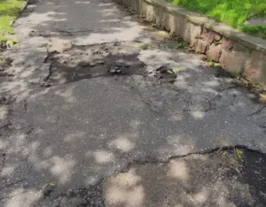 «Палова горада ў такіх дарогах». Гродзенцы скардзяцца на стан тратуараў — ці дапамагаюць заяўкі ў 115? Разбіты тратуар на ўчастку каля Скідзельскага рынку. Фота: Urban Hrodna / Threads