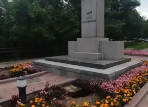 Помнік Ажэшцы пасля дажджу. Фота: Urban Hrodna / instagram.com/vid_grodno