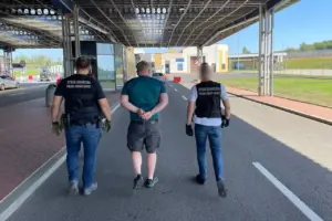 У Польшчы затрымалі падазраваных у кантрабандзе беларускіх цыгарэт на паветраных шарах. Але абвінавачанне звязана з вайной ва Украіне Затрыманы за кантрабанду цыгарэт у пункце пропуску Кузніца Беластоцкая. Фота: Podlaski Oddział Straży Granicznej