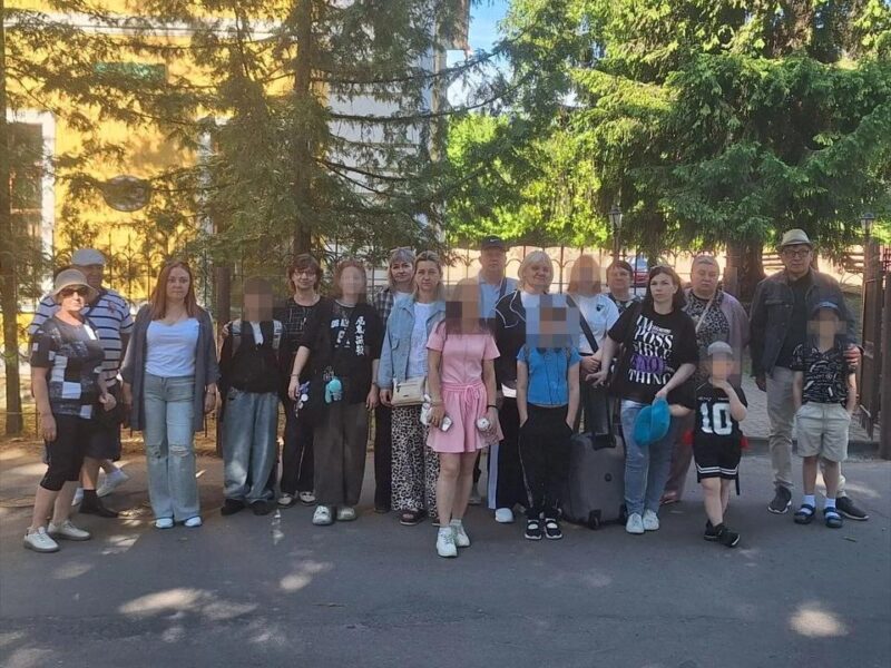 Цёплая сустрэча з ігуменняй Гаўрыілай і адпачынак у санаторыі "Азёрны". Як сем'і расійскіх ваенных трапляюць на рэабілітацыю ў Гродна?